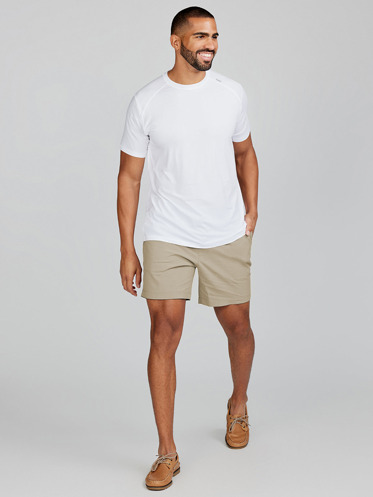 Weekender Short 2.0 - tasc Performance (Mid-Khaki)